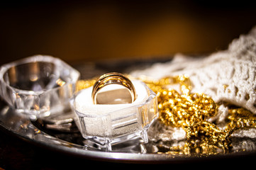 anillos y cadena de bodas con fondo desenfocado