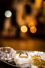 anillos y cadena de bodas con fondo desenfocado