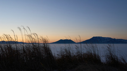 秋の風景。阿蘇山のカルデラから望む雲海とススキ。阿蘇くじゅう国立公園。