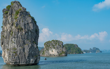 Halong-Bucht im Golf von Tonkin mit seine großen Felsenkette in Hanoi, Vietnam