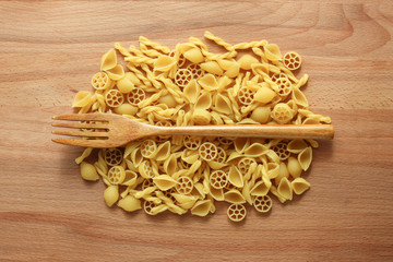 木製フォークとパスタのイメージ