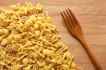 木製フォークとパスタのイメージ