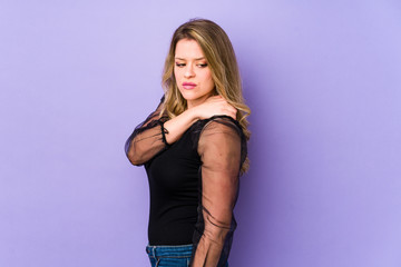 Fototapeta premium Young caucasian woman isolated on purple background having a shoulder pain.