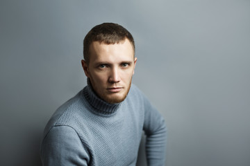 Obraz premium Guy is seriously looking at the camera