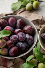 Close up og Fresh plums in bowls
