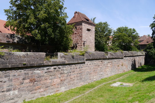 Stadtmauer mit Turm und Wiese Nürnberg