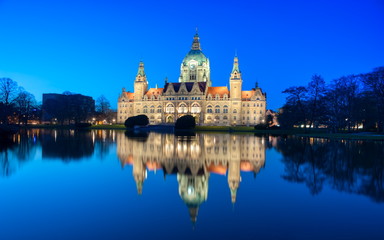 Fototapeta na wymiar Neues Rathaus in Hannover zur blauen Stunde
