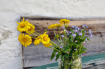 blumenstrauss auf almtisch