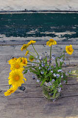 blumenstrauss auf almtisch