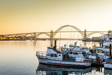 Yaquina Bay Bridge, Bogenbr&uuml;cke, am U.S. Highway 101 / Panorama