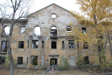 Old abandoned house in an abandoned area of the city.