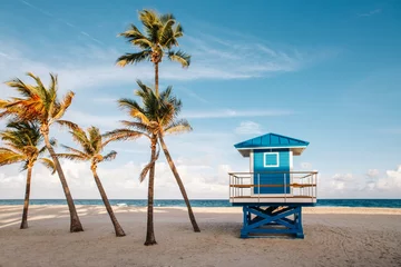 Foto auf Acrylglas Blaue Jeans Schöne tropische Florida-Landschaft mit Palmen und einem blauen Leibwächterhaus. Typische amerikanische Strand-Meer-Szenische Aussicht mit Rettungsschwimmer-Turm und exotischen Pflanzen. Sommersaisontapetenhintergrund.