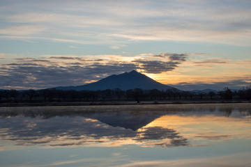 湖面に映る朝焼けと筑波山