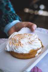 Meringue cake held by one hand