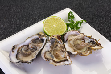 Oysters with lime and parsley