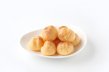 お皿にのせた シュークリーム フランスのお菓子 白背景
