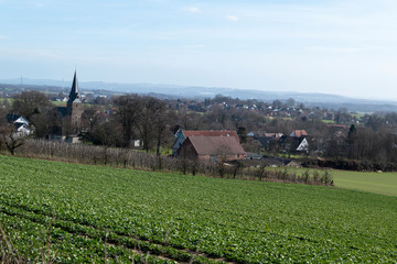 Wanderung im Februar durch das Wiehengebirge bei R&ouml;dinghausen mit Blick auf den Ort. Im Vordergrund sieht man eine gr&uuml;nes Feld