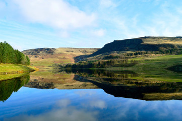 Obraz premium Dovestone Reservoir in the winter sunshine