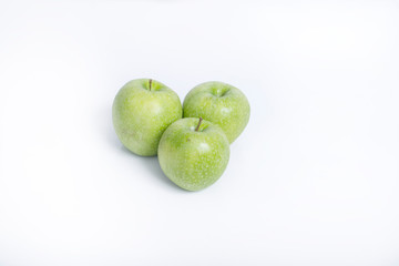 manzanas verdes sobre fondo blanco