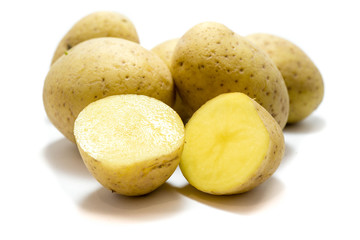 Rohe Kartoffeln isoliert auf weißen Hintergrund