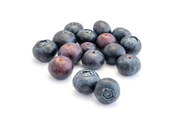 Blaubeeren isoliert auf weißen Hintergrund