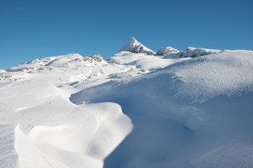 Paisaje nevado del Macizo kárstico de Larra-Belagua y pico Anie (2.507 m)