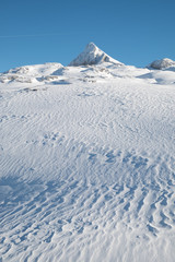 Paisaje nevado del Macizo k&aacute;rstico de Larra y el pico Anie-Au&ntilde;amendi (2.507 m)