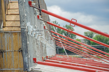 Wall formwork on the construction of retaining walls
