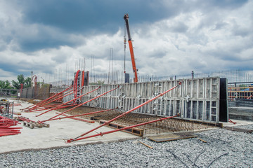 Wall formwork on the construction of retaining walls