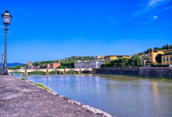 Obraz premium A daytime view along the Arno River in Florence, Italy.