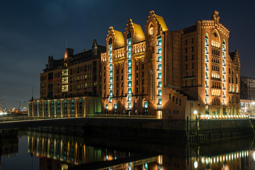 Fototapeta na wymiar Die historische Speicherstadt in Hamburg bei Nacht