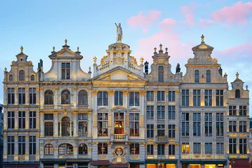 Grote Markt van Brussel. Noordoostelijk deel. Zonsondergang avond uitzicht op rij oude mooie stenen gebouwen gevels tussen Rue de la Colline en Rue des Harengs. Veel artistieke gouden details en © berezko
