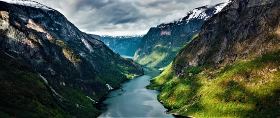 Abwaschbare Fototapete Wohnzimmer Panorama des schönen Tals mit Bergen und Fluss in Norwegen