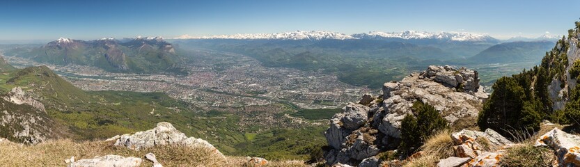 Fototapeta na wymiar Panorama sur Grenoble et la chaîne de belledonne