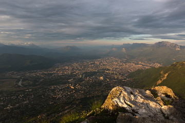 Fototapeta na wymiar Grenoble au lever du soleil