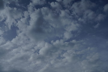 Blaue und weiße Wolken am Himmel