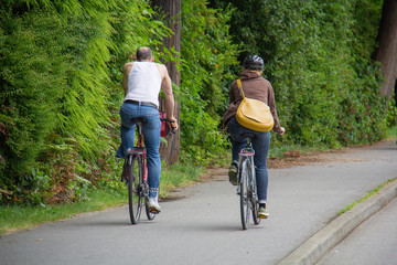pareja en bici en parque
