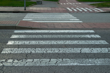 Paso de cebra en una carretera de cuatro carriles.