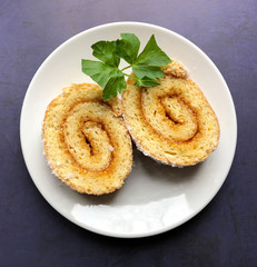 Swiss roll filled with apricot jam and sprinkled with icing sugar.