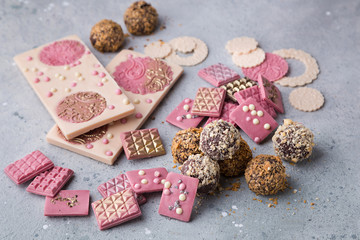 Ruby and white chocolate bar with chocolate truffle candies with gold, silver and crisp