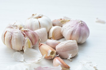 Allium sativum: Fresh, whole and sliced garlic