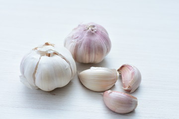 Allium sativum: Fresh, whole and sliced garlic