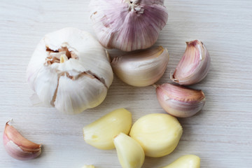 Allium sativum: Fresh, whole and sliced garlic