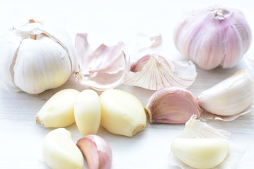 Allium sativum: Fresh, whole and sliced garlic
