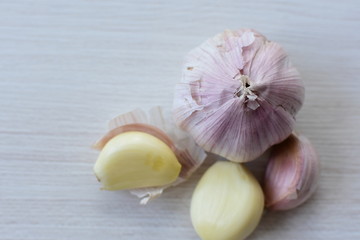 Allium sativum: Fresh, whole and sliced garlic