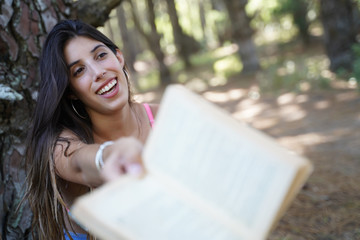 Mujer Joven con Libro en el bosque Literatura