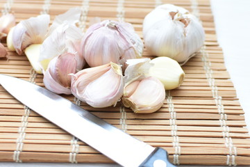 Allium sativum: Fresh, whole and sliced garlic