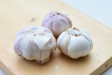 Allium sativum: Fresh, whole and sliced garlic
