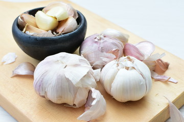 Allium sativum: Fresh, whole and sliced garlic