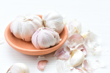 Allium sativum: Fresh, whole and sliced garlic